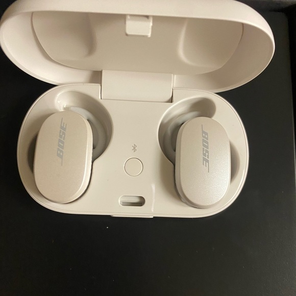 Bose Quiet Comfort Earbuds - Picture 2 of 4